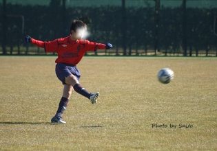 サッカーをする少年